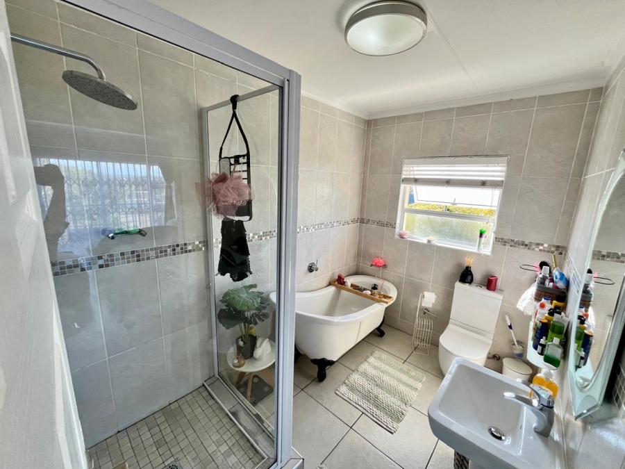 To Let 4 Bedroom Property for Rent in Beacon Bay Eastern Cape